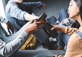 El claro y potente mensaje de un experto en desintoxicación a los jóvenes que beben alcohol