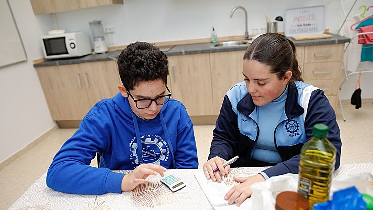 Gabriel aprende hacer cuentas tras realizar una compra de comida