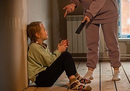 Una psicóloga experta en desintoxicación: "Muchos padres prohíben las pantallas en vez de acompañar a sus hijo en su uso"