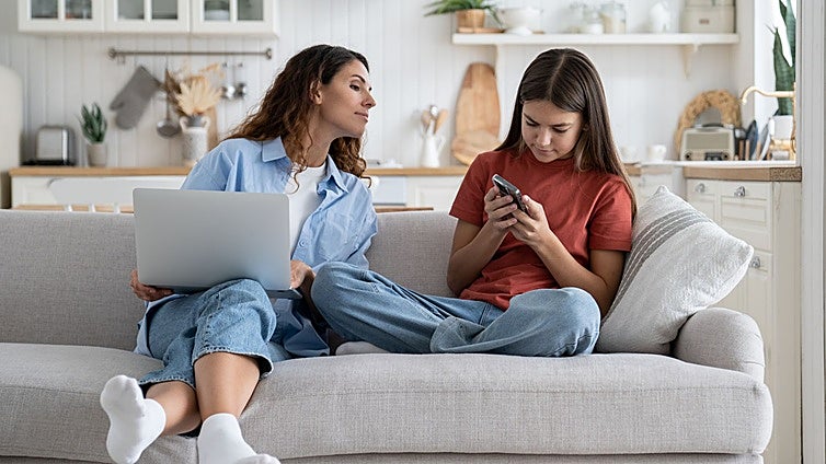 Pantallas: «Las familias deben pasar del control al acompañamiento, no podemos tener hijos hipervigilados»