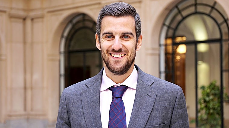 In the image, Eduardo Baura