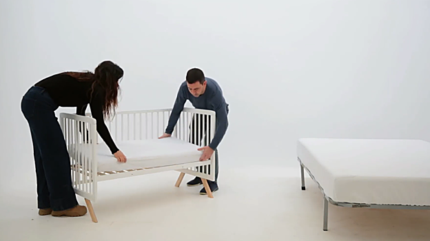 Padres montando la cuna de su bebé