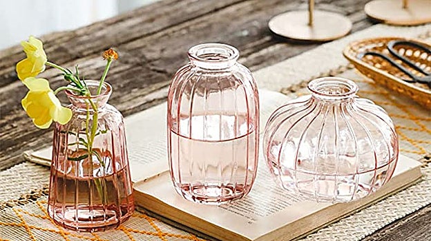 Jarrones color rosa sobre mesa de café