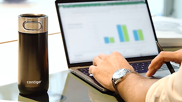 Vaso térmico en un escritorio