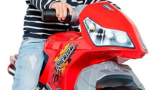 Niño sobre un correpasillos