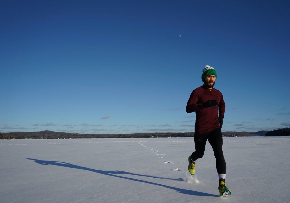 Hombre corriendo sobre la nieve