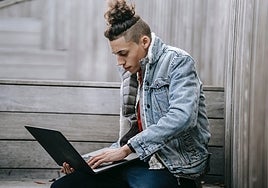 8 ideas para combinar una camisa vaquera de hombre