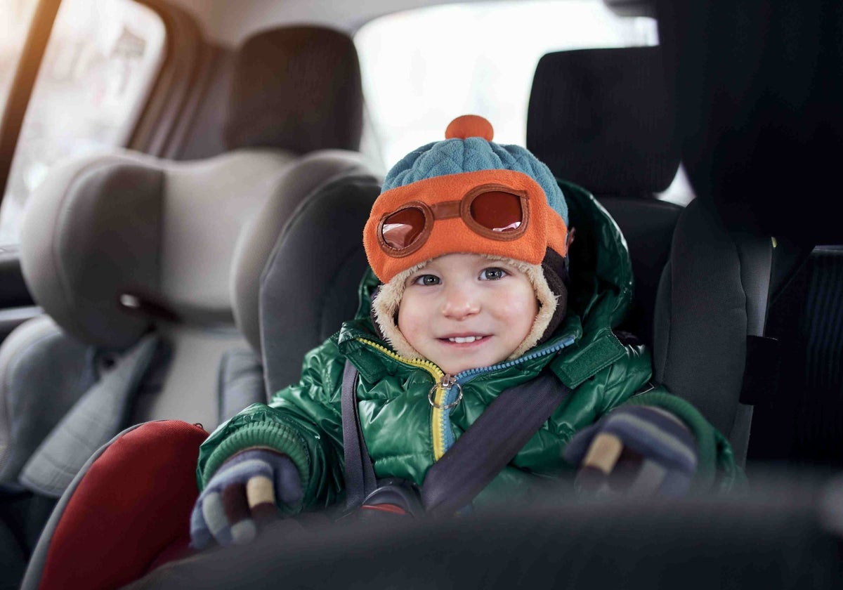 Un pequeño viaja seguro en su silla dentro del coche de sus padres