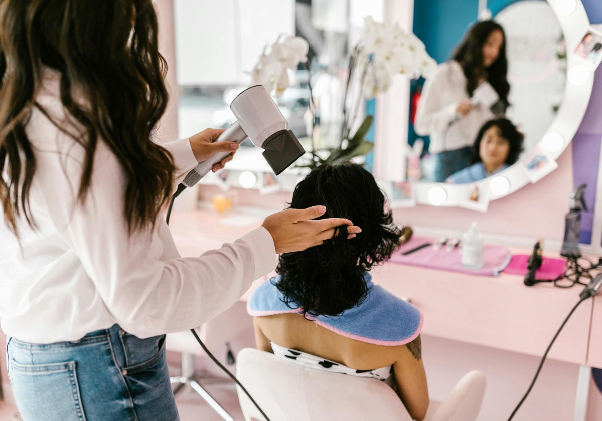 Mujeres en un salón de belleza