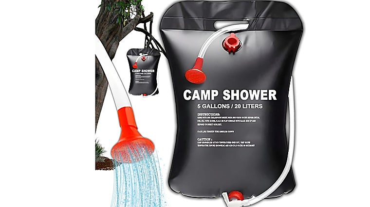 Duchas portátiles y accesorios para refrescarte al aire libre en verano (sin tener piscina)