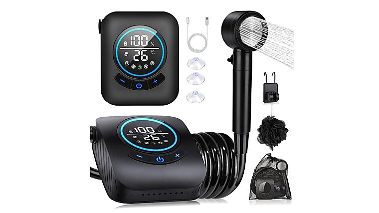 Duchas portátiles y accesorios para refrescarte al aire libre en verano (sin tener piscina)