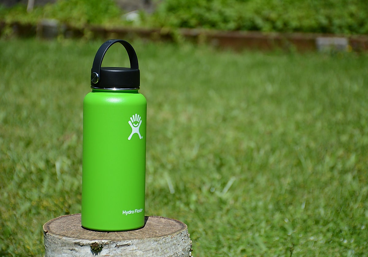 Las mejores botellas reutilizables para mantener el agua fría todo el día (incluso bajo el sol)