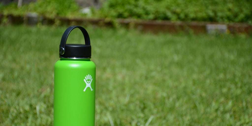 Las mejores botellas reutilizables para mantener el agua fría todo el día (incluso bajo el sol)