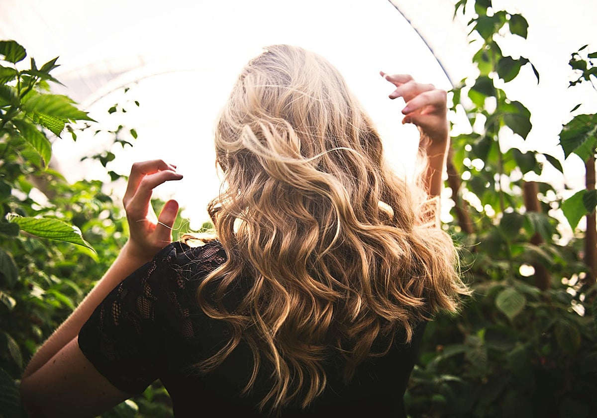 ¿Se te cae el pelo? Estos productos anticaída pueden ayudarte.