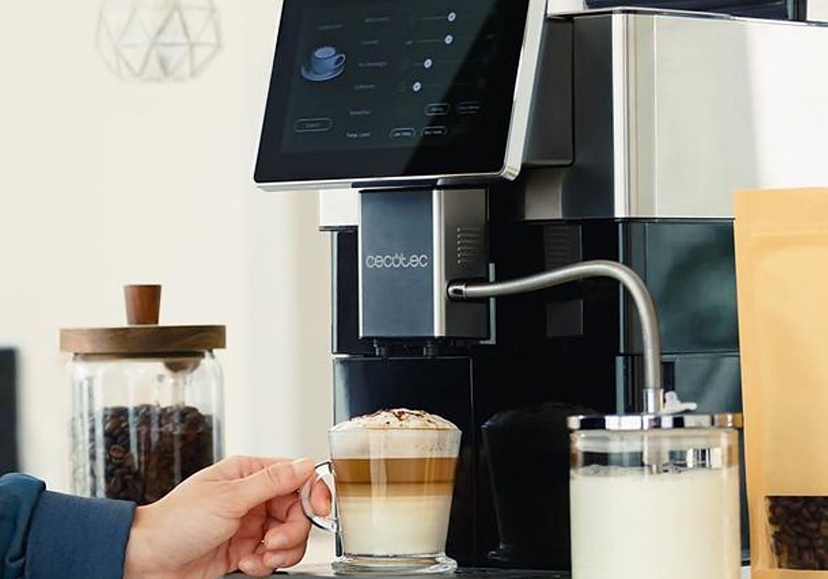Cafetera que muele, espuma y prepara cafés a tu gusto está tirada de precio en Cecotec.