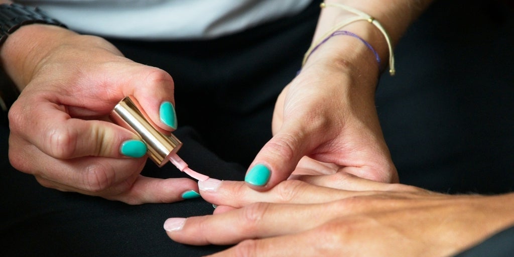 Uñas listas para el verano: colores, tratamientos y esmaltes que duran incluso en la playa