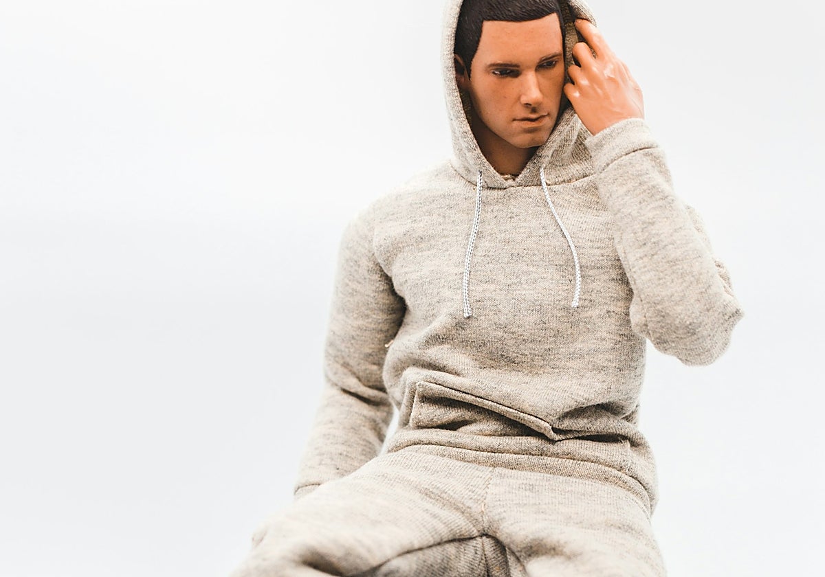 Un joven viste con sudadera y chandal