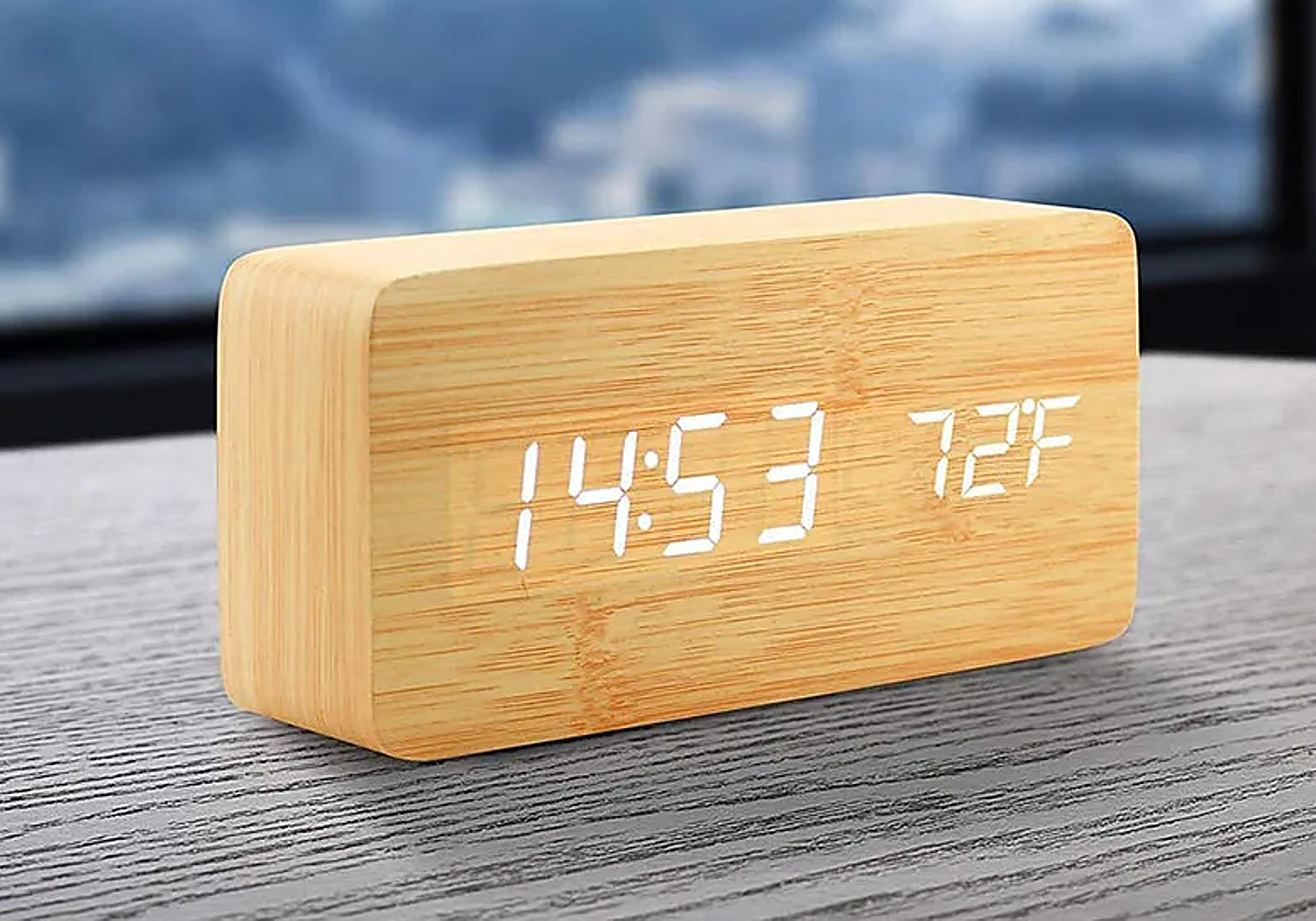 Parece de Zara Home, pero cuesta menos de 10 euros: el reloj despertador de madera más bonito del año