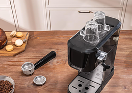 La cafetera express de Cecotec que triunfa por su potencia, diseño y precio