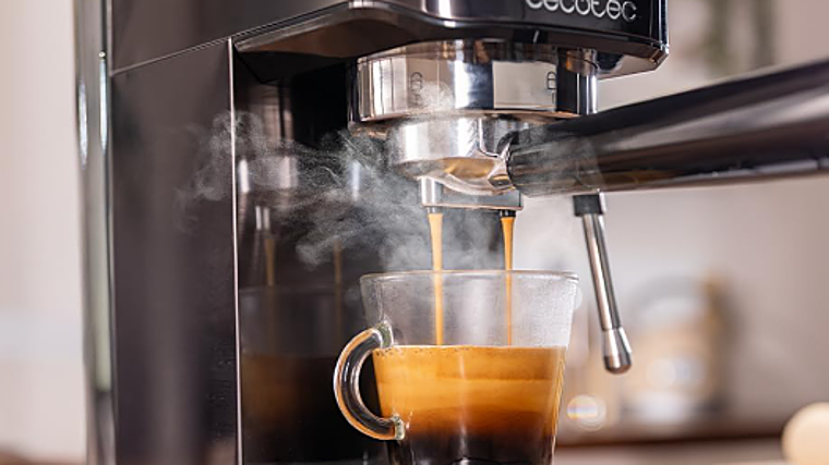 La cafetera express de Cecotec que triunfa por su potencia, diseño y precio