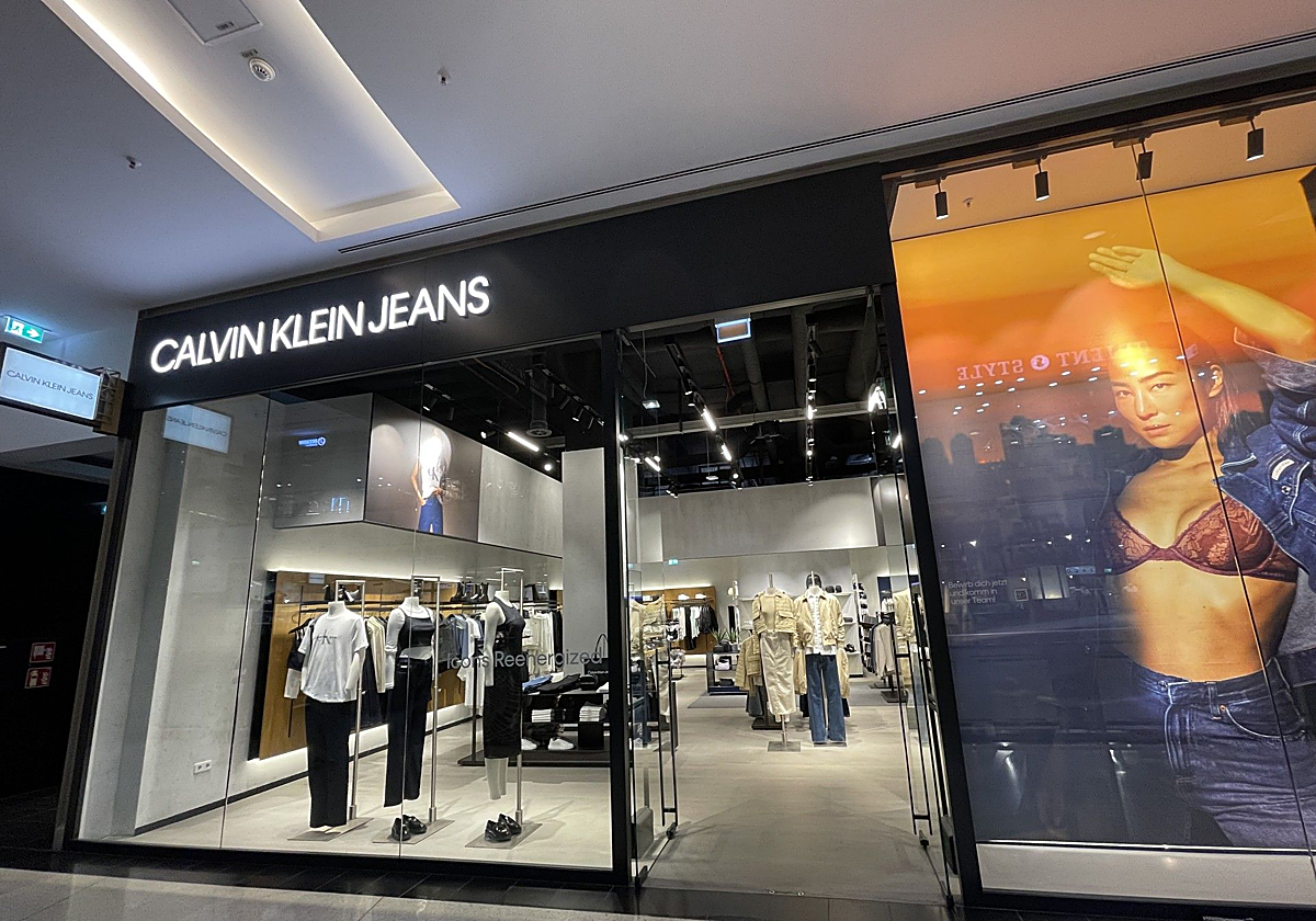 Esta camiseta Calvin Klein se ha convertido en el básico perfecto para vaqueros, chaquetas y cualquier plan