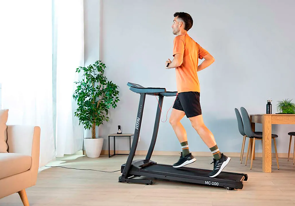 Con este frío polar, una cinta de correr plegable 2 en 1 barata se está convirtiendo en el gimnasio más práctico del salón