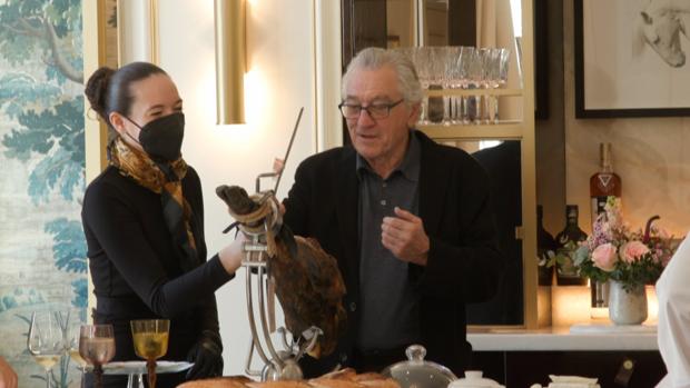 Quién es la mujer que ha enseñado a cortar jamón a Robert de Niro