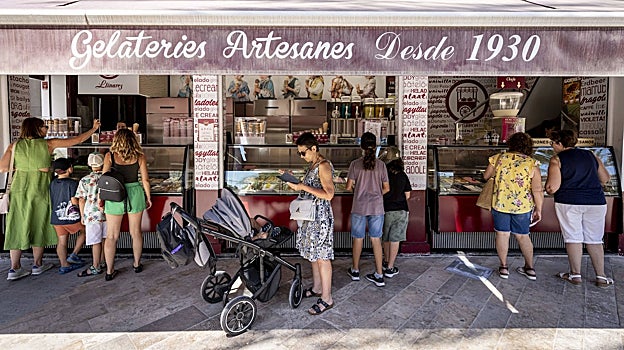 Las heladerías Llinares rebosan en los momentos de mayor calor