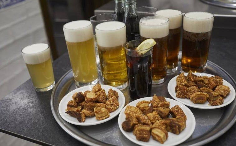 Aumenta la producción de cerveza pero se mantiene su consumo: ¿cuántos litros beben los españoles al año?