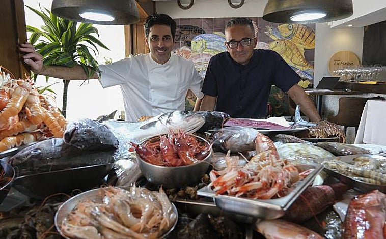 Imagen principal - Arriba, los hermanos Sánchez, en Los Marinos José de Fuengirola. Sobre estas líneas, quisquillas y boquerones.