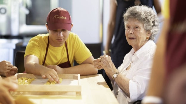 Aprendiz y maestra en el taller Tortellante, de los Bottura en Módena