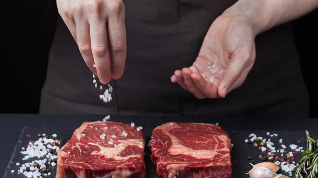 Salar antes o después la carne, es uno de los dilemas en las barbacoas caseras