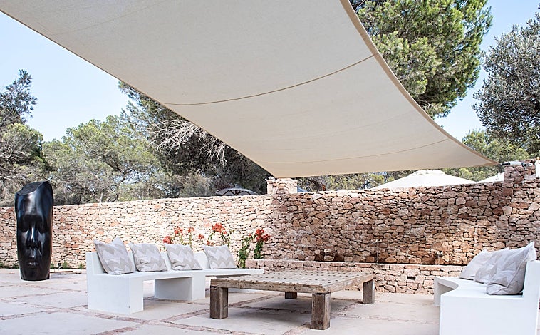 Imagen principal - Sobre estas líneas, el jardín del nuevo Teranka de Formentera con la pieza de Jaume Plensa,  y algunos de los platos que se sirven en el 'pop up' de Nobu en este hotel boutique de lujo.