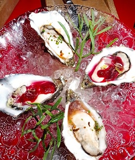 Imagen secundaria 2 - Sobre estas líneas, la segunda barra de BiCHI en el restaurante Ca Na Joana de San Francisco Javier y algunas de las creaciones del chef David González.