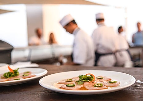 Imagen secundaria 1 - Sobre estas líneas, el jardín del nuevo Teranka de Formentera con la pieza de Jaume Plensa,  y algunos de los platos que se sirven en el 'pop up' de Nobu en este hotel boutique de lujo.