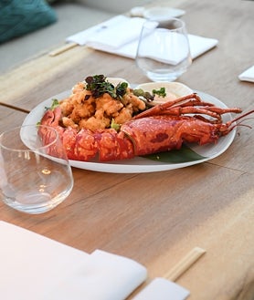 Imagen secundaria 2 - Sobre estas líneas, el jardín del nuevo Teranka de Formentera con la pieza de Jaume Plensa,  y algunos de los platos que se sirven en el 'pop up' de Nobu en este hotel boutique de lujo.