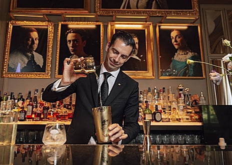 Imagen secundaria 1 - Jesús Abia, coctelero de Pictura en el hotel Ritz de Madrid