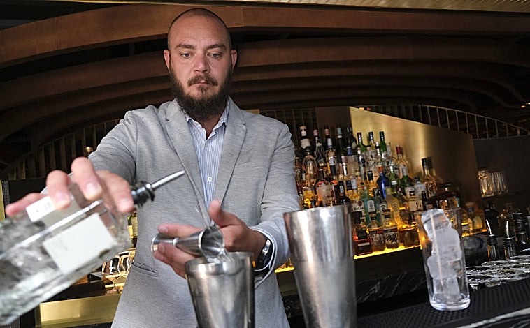 Imagen principal - Manuel Valenciano, 'barman' de Leña, de Dani García