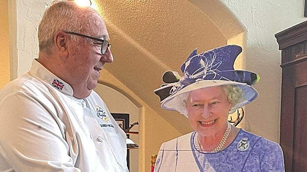 Darren McGrady ante una imagen de la Reina Isabel II compartida con sus seguidores en su perfil de Instagram