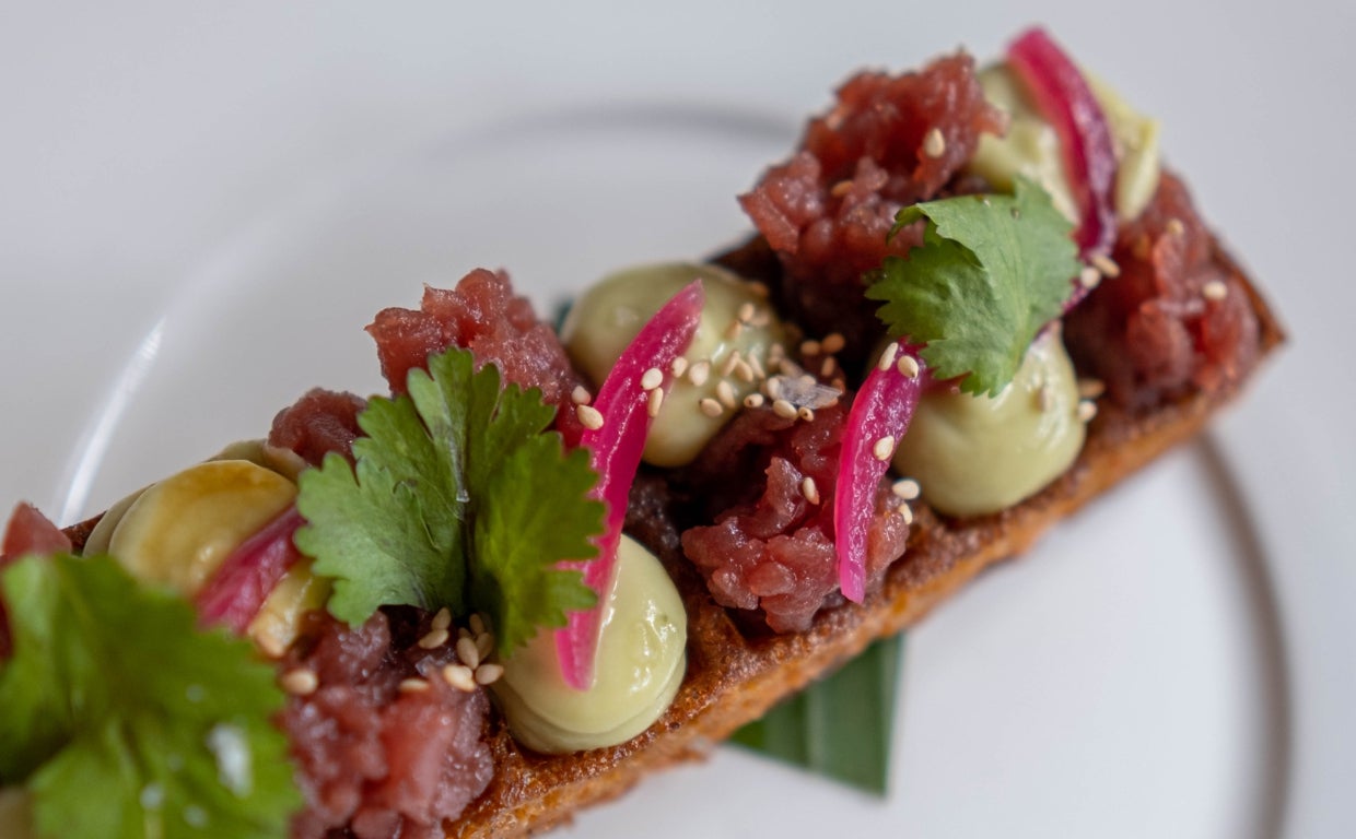Gofre de camarones y tartar de atún rojo
