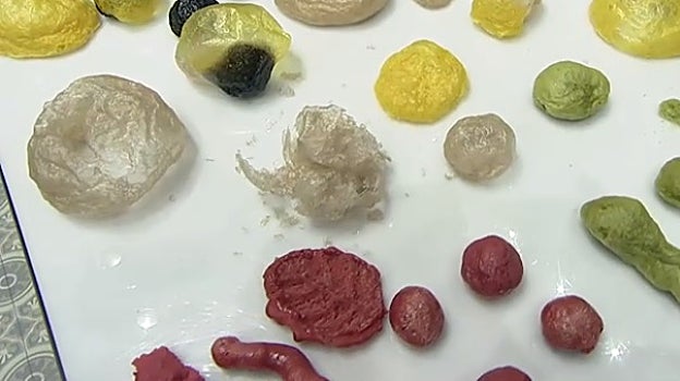 Diferentes formas y texturas logradas con la amilopectina en Disfrutar: con remolacha, curry o tinta de calamar