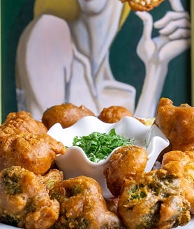 Imagen secundaria 2 - La Burbujería ofrece cocina creativa en el centro de Madrid, en una estrecha sala que también se usa para actividades sociales y culturales. El restaurante es, además, vinacoteca. Destaca por sus carnes y verduras como las alitas de brócoli y coliflor.