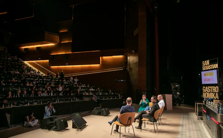 Imagen principal - Los cocineros Ángel Zapata, Quique Dacosta y José Pizarra durante la mesa redonda sobre cultura gastronómica española en Londres