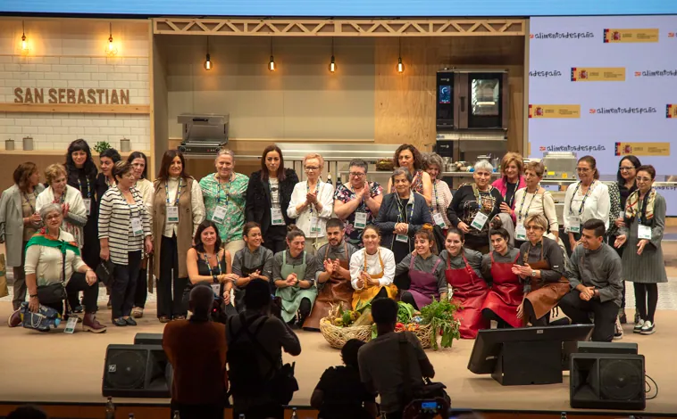 Imagen principal - Sobre estas líneas, Lucía Freitas y el homenaje a las 'Amas da Terra'en el escenario de San Sebastián Gastronomika. Abajo uno de sus platos: menestra fría.