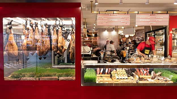 Venta de productos españoles en Mercado Little Spain, en Hudson Yards