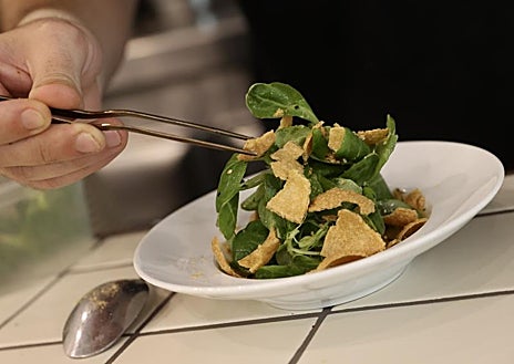 Imagen secundaria 1 - Arriba: tendones, puerro y hierbabuena. Abajo: maíz, birria y lechal. Barra de La Llorería