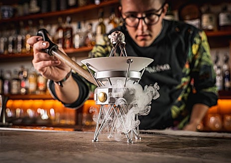 Imagen secundaria 1 - Giacomo Giannotti, barman de la mejor coctelería del mundo: «Estamos cambiando la historia»