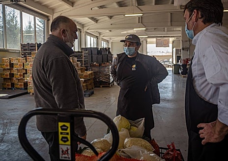 Imagen secundaria 1 - Arriba, Hoyos en una misión en Polonia. Abajo, a la izquierda, con José Andrés durante la misma operación. A la derecha, preparando el envío de comidas durante la pandemia en España.
