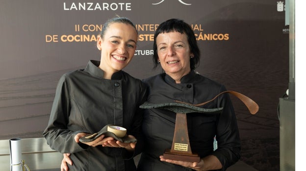 Fina Puigdevall, a la derecha, junto a su hija Martina Puigvert, sosteniendo el primer Premio Worldcanic