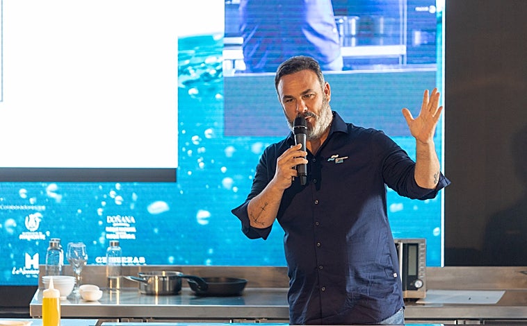 Imagen principal - Sobre estas líneas, arriba, Ángel León durante su ponencia en el Encuentro de los Mares. Abajo, a la izquierda, un coquinero de Doñana, durante una de las paradas de este congreso itinerante que ha recorrido. A la derecha, Uxío Labarta
